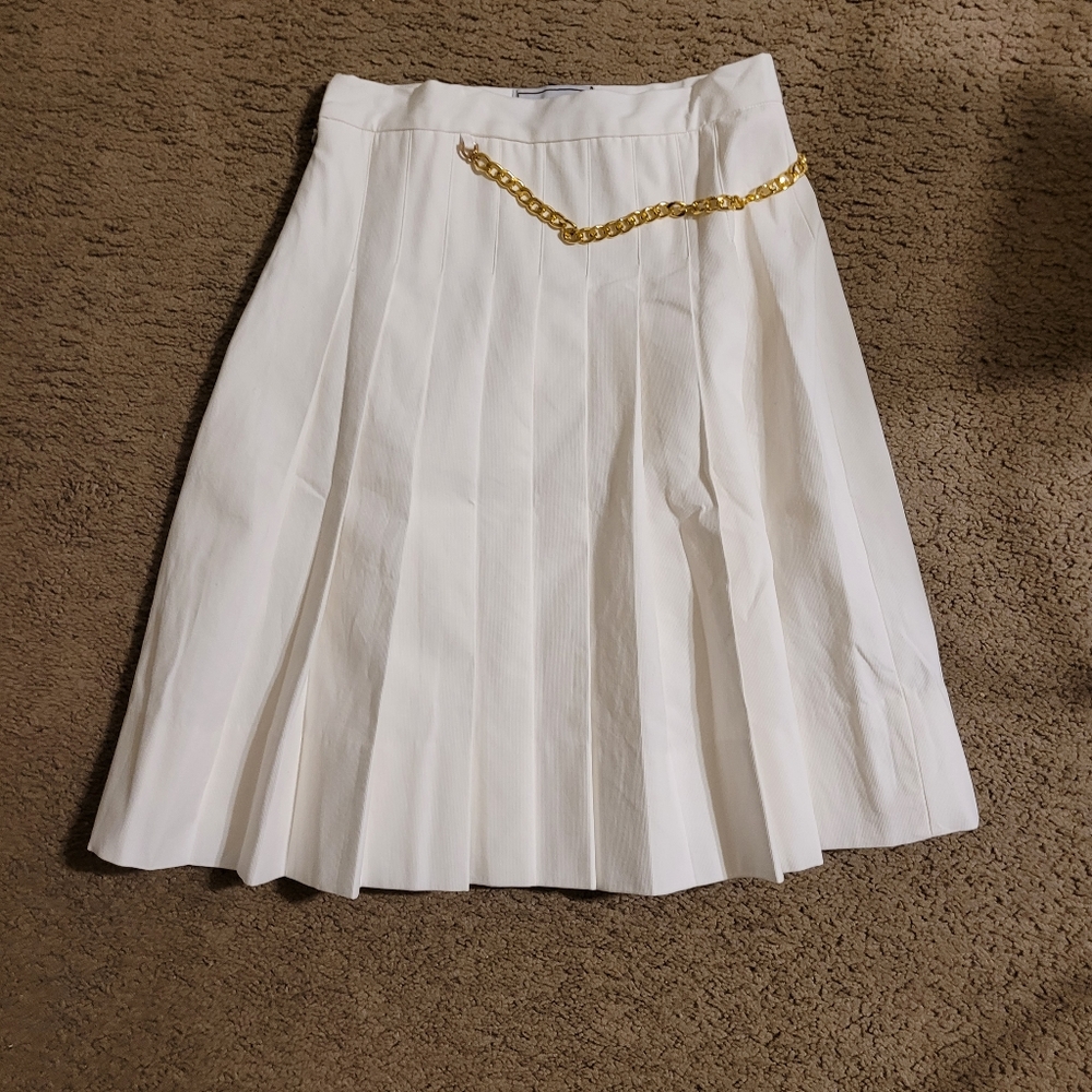 Apparalel Pleated Cotton Skirt with Removable Chain in White
